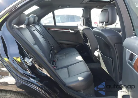 2012 Mercedes-Benz C 250 Sport z USA, uszkodzony, nr VIN WDDGF4HB7CR210806